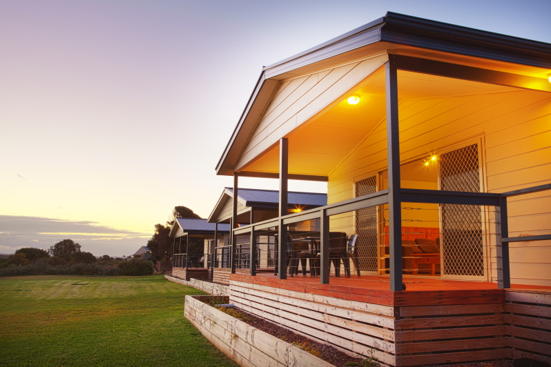 Whyalla Foreshore Deluxe Spa Cabin Exterior 5 Dusk HDR copy_Low