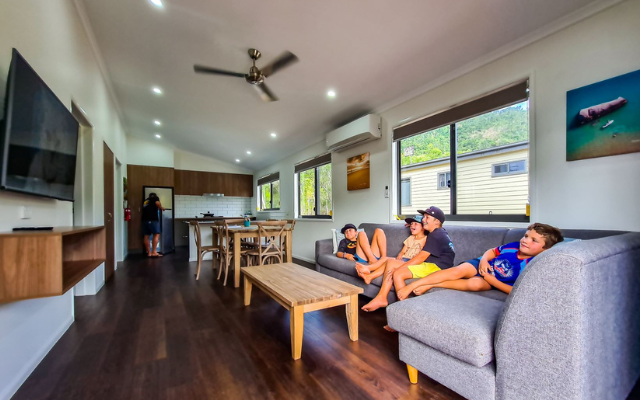 Utlimate guide to holiday parks for families cabin stays